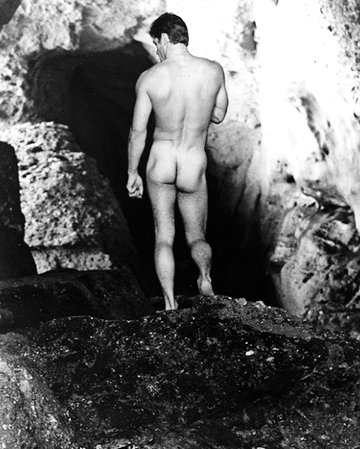 Hot hunk posing naked