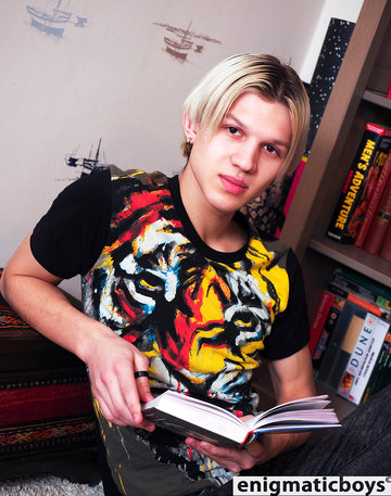 Blonde twinkJess striping